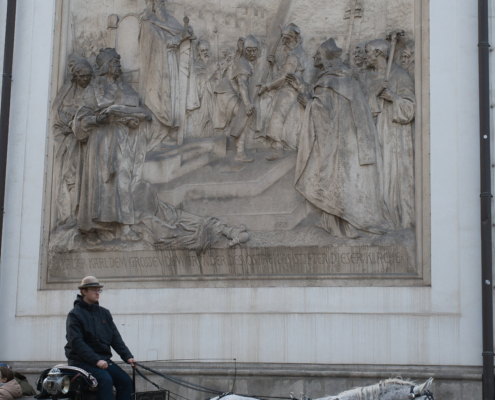 Pferdekutsche vor christlichen Bild