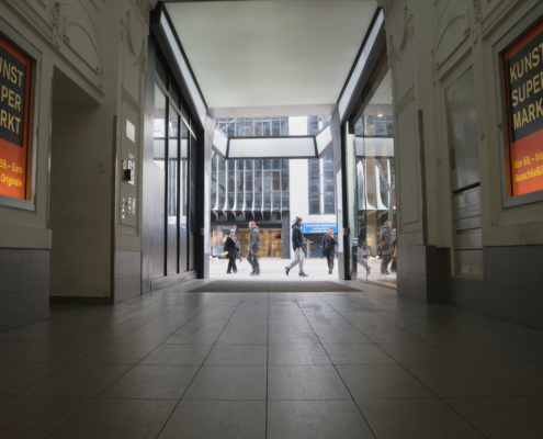 Passage als Rahmen mit Personen bei der Einkaufsstraße
