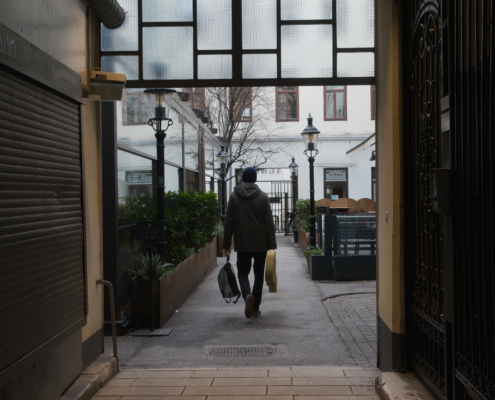 Person und einem gelebn Gitarrenkoffer