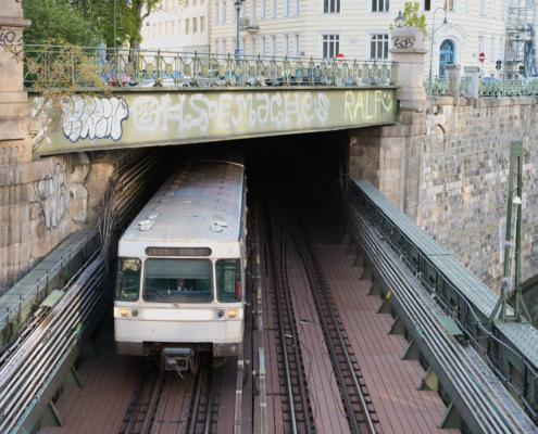 DSC_10814 - NIKON Z50_2 - 35mm - 1_1250s - f_3,5 - ISO-2000 Alte U4 kommt vom Tunnel haraus