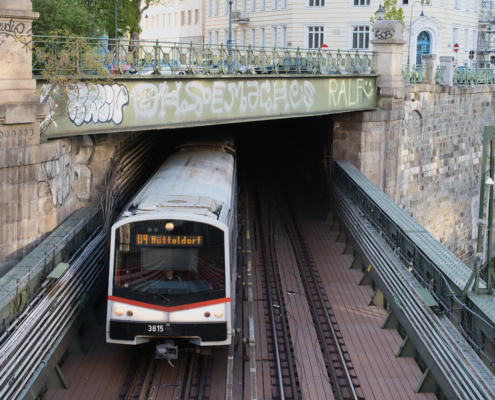 DSC_10837 - NIKON Z50_2 - 35mm - 1_1250s - f_3,5 - ISO-1600 Neue U4 kommt vom Tunnel haraus