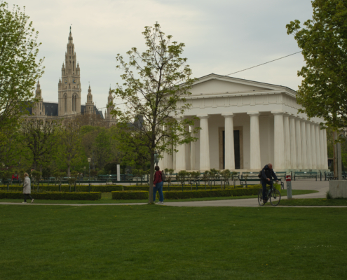 DSC_10926 - NIKON Z50_2 - 35mm - 1_800s - f_3,5 - ISO-100 Theseustempel mit Rathaus im Hintergrund