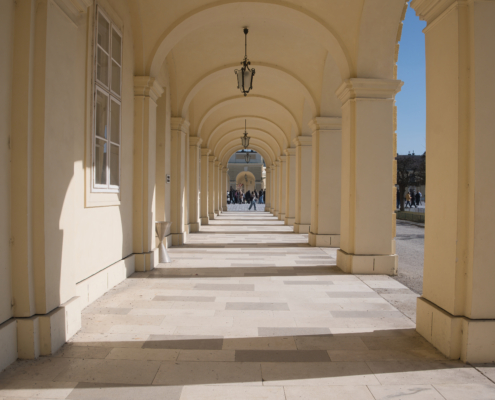 Unterdachter Gang beim Schloss