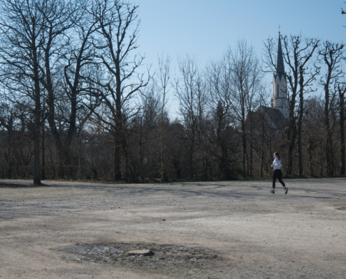 Allee beim Schlosspark mit Joggerin