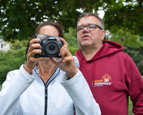 DSC_25682 - NIKON Z50_2 - 35mm - 1_125s - f_5,6 - ISO-100 Wiener Fotoschule - Teilnehmerin mit Trainer
