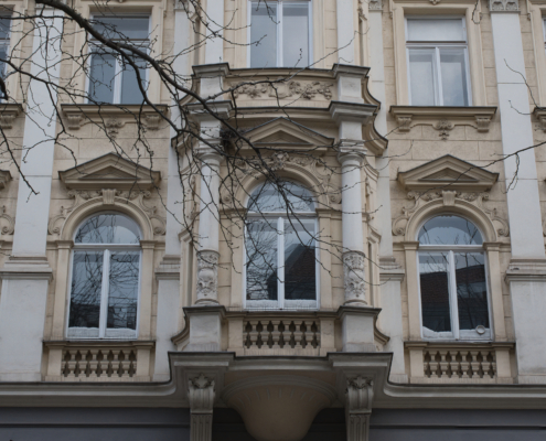 Haus mit schöner Fasade und im Erdeschoß viele Weiße und Goldene Lampen
