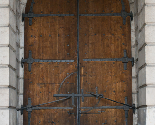Großes Holztor mit Metallbeschläge beim Heldenplatz.