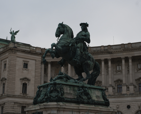 Berittene Statue mit Hofburg im Hintergrund