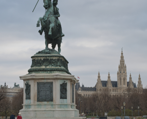 Berittene Statue mit Rathhaus im Hintergrund