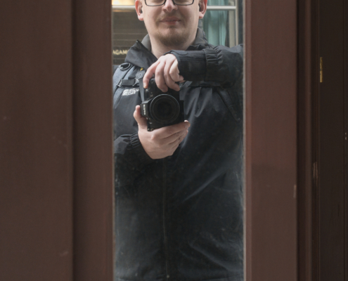 Selbstportrait (Nahaufnahme) im Spiegel.