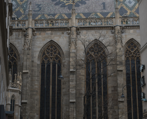 Ausschnitt vom Stephansdom in der Seitengasse mit Wappen und 1831 am Dach