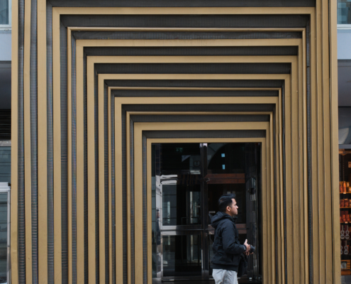 Mann mit Kamera vor Goldenen Rahmen bei Rotenturmstraße