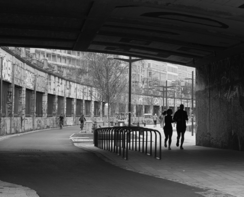 Jogger (Mann und Frau) unter der Brücke - Schwarz-weiß-bild