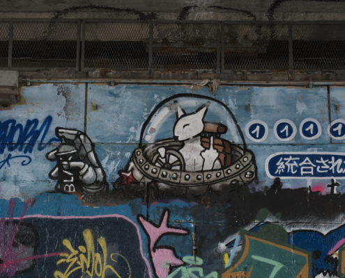 Grafiti mit chinesischer Schrift mit Katze in großen Roboter