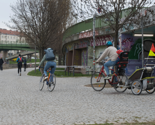 Jogger und Radfahrer beim Donaukanal