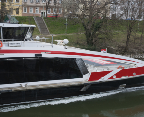 Fahrendes Schiff am Donaukanal