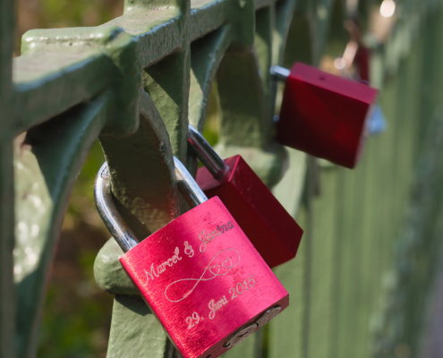 Rote Pärchenschlösser am Grünen Geländer