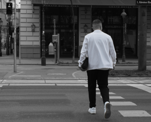 Schwarz-Weiß Bild mit Mann mit strahlend weißer Kleidung