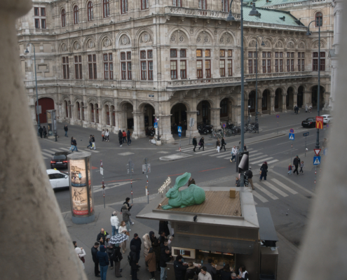 geframtes Bild von der Albertina Fotografiert mit Würstelstand und Staatsoper