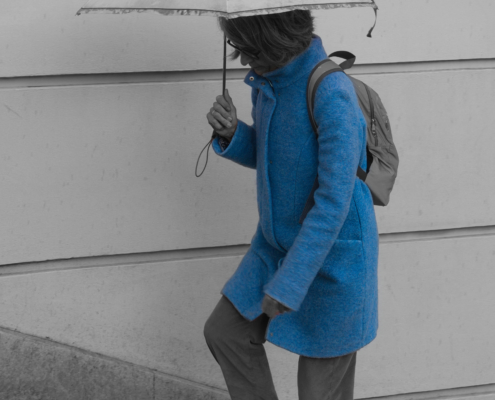 Schwarz-Weiß Bild von einer Dame mit Blauem Mantel