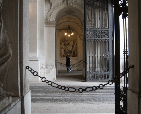 Torbogen mit Ketten bei der spanischen Hofreitschule