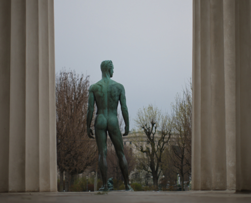 Statute von hinten beim Theseustempel