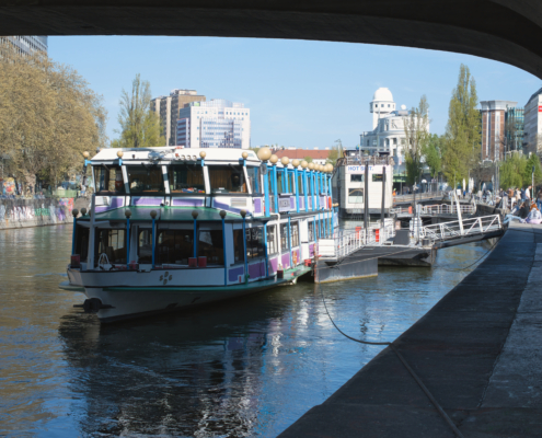 DSC_9660 - NIKON Z50_2 - 35mm - 1_640s - f_6,3 - ISO-250 Donauschiff mit Brücke als Frame