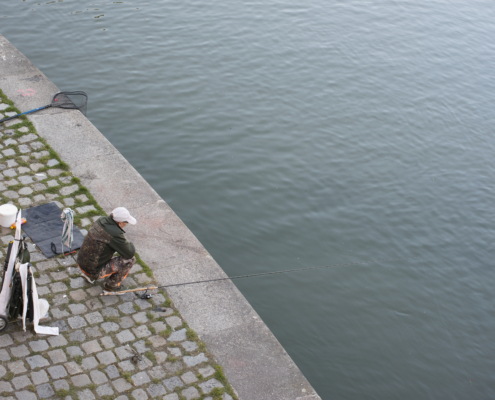 DSC_9870 - NIKON Z50_2 - 35mm - 1_100s - f_3,5 - ISO-100 Angler in der Hocke